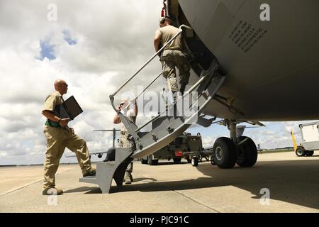 Mitglieder der 145 Aircraft Maintenance Squadron (AMXS) Durchführung einer tow Briefing vor dem Abschleppen einer C-17 Globemaster III Flugzeuge auf der North Carolina Air National Guard Base, Charlotte Douglas International Airport, 24. Juli 2018. Die tow Briefing stellt sicher, dass jede Mannschaft Leiter ihre Rolle und ihre Verantwortung in Bezug auf die Sicherheit Risiken zu mindern. Stockfoto