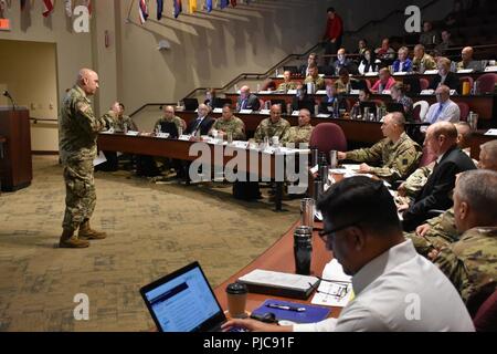 Brig. Gen. Alberto C. Rosende, Assistent des stellvertretenden kommandierenden General, U.S. Army Reserve Command, spricht mit dem 88Th Bereitschaft Division Team zusammen mit dem Befehl Mannschaften der 81st Bereitschaft Division und USARC sowie wichtige Mitarbeiter aus der 63 RD und 99th RD, während der jährlichen Mission Readiness Review (MR2) auf der 88th RD Hauptsitz auf Fort McCoy, Wis., 11. Juli und 12. Stockfoto