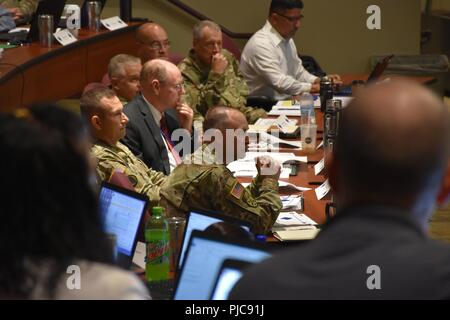 Generalmajor Patrick J. Reinert, 88th Bereitschaft Division kommandierender General, hört zu Diskussionen zwischen der 88th RD-Team zusammen mit dem Befehl Mannschaften der 81st Bereitschaft Division und US Army Reserve Command sowie wichtige Mitarbeiter aus der 63 RD und 99th RD, während der jährlichen Mission Readiness Review (MR2) auf der 88th RD Hauptsitz auf Fort McCoy, Wis., 11. Juli und 12. Stockfoto