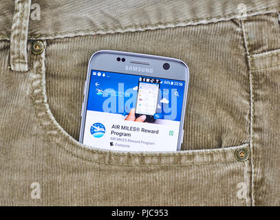 MONTREAL, KANADA - 10 August 2018: Air Miles app Belohnung auf ein Handy Display in Jeans Tasche. Air Miles ist der Name der separat betriebenen Loyalität Stockfoto