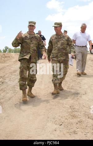 Sergeant Major der US-Armee Daniel Dailey, höchste Einstufung der Armee Soldat Soldat, Wanderungen mit Oberst Michael C. Derosier, der US-Armee Korps der Ingenieure, Vicksburg District Commander, während ein Besuch vor Ort auf die Matte sinken Gerät Juli 24, 2018. Die Matte sinken Einheit legt formuliert konkrete Matratze der gewünschte Kanal Ausrichtung des Mississippi Flusses durch Vermeidung von Kanal Migration durch Bank Erosion zu erhalten. Das Gerät führt in der Regel während der traditionellen mit niedrigem Wasser Jahreszeit auf dem Mississippi River. (USACE Stockfoto