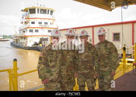 Us-Armee Korps der Ingenieure Command Sgt. Maj. Bradley J. Houston; Sergeant Major der US-Armee Daniel Dailey, höchste Einstufung der Armee Soldat Soldat; US-Armee Korps der Ingenieure, Vicksburg Bezirk Kommandeur Oberst Michael C. Derosier; und US-Armee Korps der Ingenieure, Mississippi Valley Division Commander Generalmajor Richard Kaiser posieren vor dem Schiff William James bei einem Besuch vor Ort auf die Matte sinken Gerät Juli 24, 2018. Die Matte sinken Einheit legt formuliert konkrete Matratze der gewünschte Kanal Ausrichtung des Mississippi Flusses durch Vermeidung von Kanal migrati zu erhalten Stockfoto