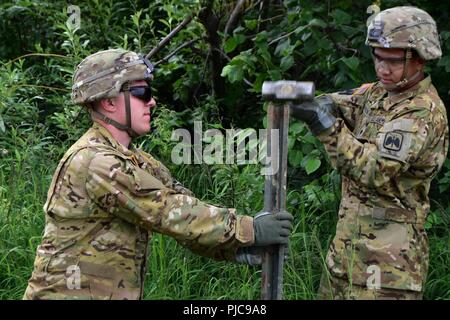 Spc. Kevin Johnson und SPC. Zachary Leavitt Einrichten concertine Kabel Hindernisse um E Unternehmen, 1 Battalion, 52nd Aviation Vorwärts Bereich Tanken Punkt an Firebird Angriff Landeplatz im Yukon Training Bereich Juli 19. (Armee Foto/John pennell) Stockfoto