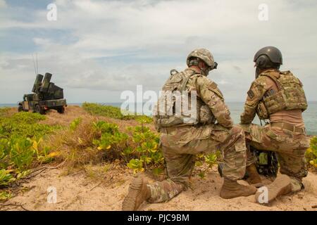 PACIFIC MISSILE STRECKE SERVICE BARKING SANDS, Hawaii (24. Juli 2018) U.S. Army Luft- und Raketenabwehr Soldaten mit der 35th Air Defense Artillery Brigade, eine Knie vor einem Feuer aus einem rächer air defence system beobachten, während RIMPAC 2018 im Pacific Missile Strecke Service Barking Sands, Juli 24. 25 Nationen, 46 Schiffe, 5 U-Boote, und etwa 200 Flugzeugen und 25.000 Angestellte beteiligen sich an Rimpac vom 27. Juni bis 2. August in und um die hawaiischen Inseln und Südkalifornien. Die weltweit größte internationale maritime Übung RIMPAC bietet eine einzigartige Ausbildung Stockfoto