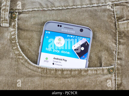 MONTREAL, KANADA - 10 AUGUST 2018: Android auf ein Handy Display in Jeans Tasche zahlen. Google Pay ist ein Digital Wallet Plattform und online payment Sy Stockfoto