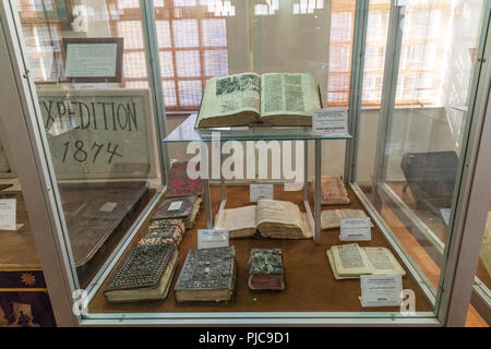 Die Islamische Republik Iran. Isfahan, New Julfa. Museum der Khachatur Kesaratsi. Im Inneren des Museums. Armenische Artefakte. Evangelium. Stockfoto
