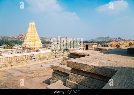 Sri Virupaksha Temple von Hemakuta Hügel in Hampi, Indien Stockfoto