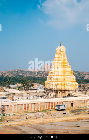 Sri Virupaksha Temple von Hemakuta Hügel in Hampi, Indien Stockfoto