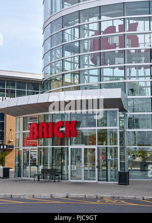 MONTREAL, KANADA - 28. August 2018: Brick Store in Montreal. Der Backstein Ltd. ist eine kanadische Einzelhändler der Möbel, Matratzen, Haushaltsgeräten und wählen Stockfoto