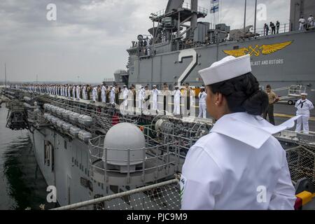 Freigegeben PAZIFISCHER OZEAN (10 Juli 2018) - Segler zugeordnet Wasp-Klasse amphibisches Schiff USS Essex (LL 2) und Marines zugeordnet. bis 13 Marine Expeditionary Unit (MEU) die Schienen Mann auf dem Flight Deck während der Abfahrt Marinestützpunkt San Diego während einer planmäßigen Einsatz von Essex Amphibious Ready Group (ARG) und 13 MEU. Das Essex ARG/MEU Team ist ein stark, flexibel, reaktionsschnell und gleichbleibende Kraft in der Lage, Manöver Kriegsführung in allen Domänen; es ist ausgestattet und skalierbar auf jede Krise von der humanitären Hilfe und Katastrophenhilfe zu Blindbewerbungen zu reagieren. Stockfoto