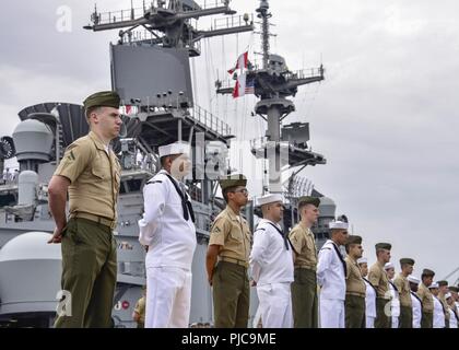 Freigegeben PAZIFISCHER OZEAN (10 Juli 2018) - Segler zugeordnet Wasp-Klasse amphibisches Schiff USS Essex (LL 2) und Marines zugeordnet. bis 13 Marine Expeditionary Unit (MEU) die Schienen Mann auf dem Flight Deck während der Abfahrt Marinestützpunkt San Diego während einer planmäßigen Einsatz von Essex Amphibious Ready Group (ARG) und 13 MEU. Das Essex ARG/MEU Team ist ein stark, flexibel, reaktionsschnell und gleichbleibende Kraft in der Lage, Manöver Kriegsführung in allen Domänen; es ist ausgestattet und skalierbar auf jede Krise von der humanitären Hilfe und Katastrophenhilfe zu Blindbewerbungen zu reagieren. Stockfoto