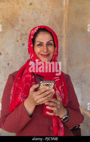 Die Islamische Republik Iran. Isfahan. Iranische Frau in traditioneller Kleidung. Holding Handy. Stockfoto
