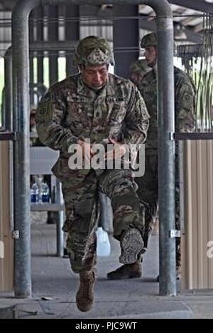 Command Sgt. Maj. thinh Huynh, Senior Advisor Eingetragen von 1 Battalion, 504Th Parachute Infantry Regiment, 1 Infantry Brigade Combat Team, 82nd Airborne Division, führt das Step-kick zählen Vor-sprung Ausbildung im Betrieb Teufel Sturm an der Green Ramp, Fort Bragg, N.C., 17. Juli 2018. Betrieb Devil Storm war eine Veranstaltung, die die Fähigkeit des Geräts, um zu springen, kämpfen und innerhalb von 18 Stunden nach der Benachrichtigung gewinnen ausgeübt. Stockfoto