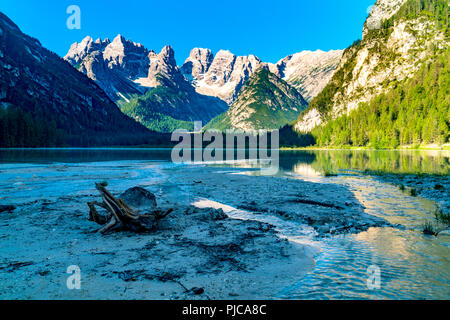 Sommer Blick auf die Dolomiten bei Durrensee See am Morgen in Südtirol, Italien Stockfoto