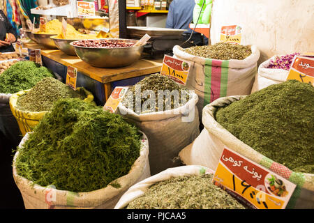 Die Islamische Republik Iran. Isfahan. Der Große Basar, Bazar, Bozorg Qeysarriyeh Basar). Arten und Kräuter zum Verkauf. Stockfoto