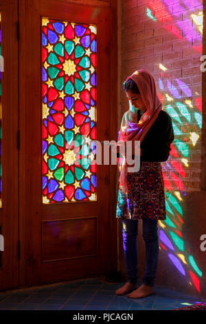 Die Islamische Republik Iran. Shiraz. Nasir al-Mulk Moschee, die Rosa Moschee in Gawd-i Araban Quartal. Weibliche Anbeter. März 08, 2018 Stockfoto