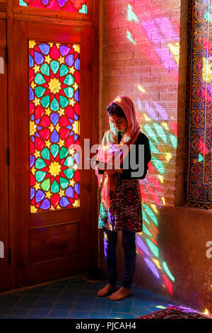 Die Islamische Republik Iran. Shiraz. Nasir al-Mulk Moschee, die Rosa Moschee in Gawd-i Araban Quartal. Weibliche Anbeter. März 08, 2018 Stockfoto