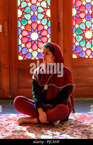 Die Islamische Republik Iran. Shiraz. Nasir al-Mulk Moschee, die Rosa Moschee in Gawd-i Araban Viertel, in der Nähe von Shah Cheragh Moschee. Weibliche Verehrer. Stockfoto