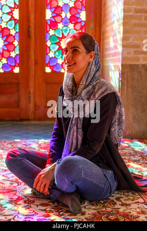 Die Islamische Republik Iran. Shiraz. Nasir al-Mulk Moschee, die Rosa Moschee in Gawd-i Araban Viertel, in der Nähe von Shah Cheragh Moschee. Weibliche Verehrer. Stockfoto