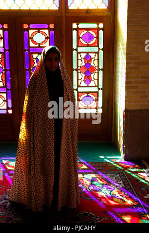 Die Islamische Republik Iran. Shiraz. Nasir al-Mulk Moschee, die Rosa Moschee in Gawd-i Araban Viertel, in der Nähe von Shah Cheragh Moschee. Es hat farbige gl Stockfoto