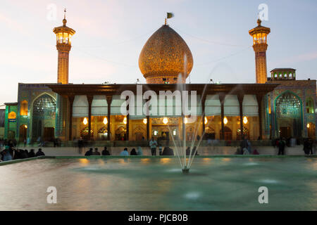 Die Islamische Republik Iran. Shiraz. Shah Cheragh Heiligtum, und der Wallfahrt. Grabmal und Moschee komplex. Gräber der Brüder verfolgt fo Stockfoto