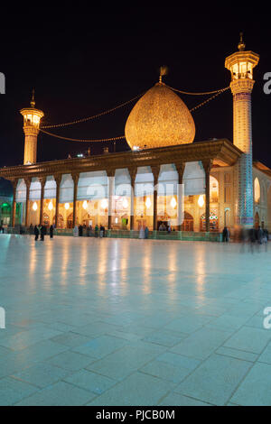 Die Islamische Republik Iran. Shiraz. Shah Cheragh Heiligtum, und der Wallfahrt. Grabmal und Moschee komplex. Gräber der Brüder verfolgt fo Stockfoto