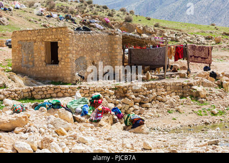 Die Islamische Republik Iran. Provinz Fars, Rudbal. Eine kleine Siedlung, der Qashqai Nomaden. Herding Ziegen. März 10, 2018 Stockfoto