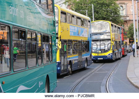 Busse in Dublin als touristische Zahlen steigen aber auch mehr als 50 % der Busse von der Verkehrssicherheit Behörde inspiziert habe den Test im vergangenen Jahr. Stockfoto