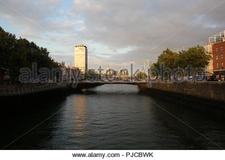 Ein Blick auf den Fluss Liffey in Dublin bei Sonnenuntergang an einem schönen Sommerabend als touristische Zahlen weiterhin in der Stadt zu besteigen. Stockfoto