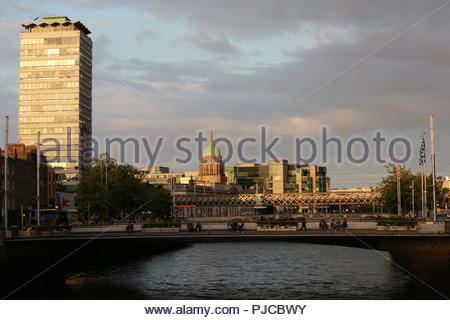 Ein Blick auf den Fluss Liffey in Dublin bei Sonnenuntergang an einem schönen Sommerabend als touristische Zahlen weiterhin in der Stadt zu besteigen. Stockfoto