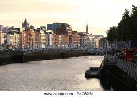 Die Ha'Penny Bridge über den Fluss Liffey in Dublin Irland, wie die Sonne an einem schönen Sommer. Stockfoto