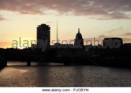 Sonnenuntergang über Dublin offenbart eine berühmte Skyline entlang des Flusses Liffey Stockfoto