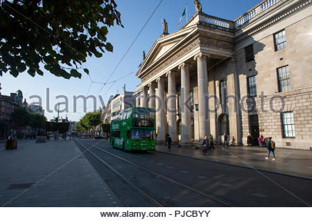 Eine grüne Dublin Bus fährt vorbei an den GPO in der O'Connell Street als Sonne leuchtet eine der Berühmtesten Irland Gebäude, Szene der Rebellion 1916 Stockfoto