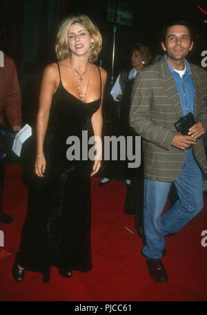 HOLLYWOOD, CA - 10. SEPTEMBER: Schauspielerin Cristi Conaway und Publizist Troy Nankin an Warner Bros. Bilder ''Singles' Premiere am 10. September 1992 Bei Mann's Chinese Theater in Hollywood, Kalifornien. Foto von Barry King/Alamy Stock Foto Stockfoto