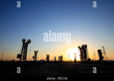 Oil Field, der Turm Typ Pumpeneinheit am Abend Stockfoto