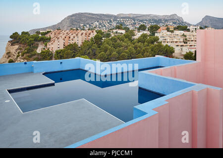Geometrische Gebäude Swimmingpool. Rote Wand, La Manzanera. Calpe, Spanien Stockfoto