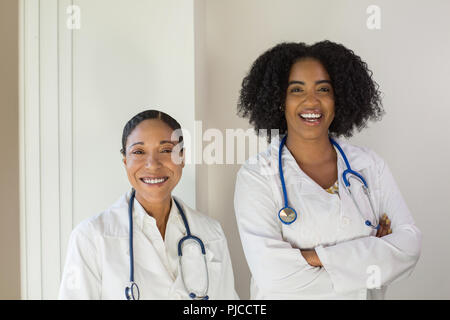 Portrait von vielfältigen zuversichtlich weibliche Angehörige der Gesundheitsberufe. Stockfoto