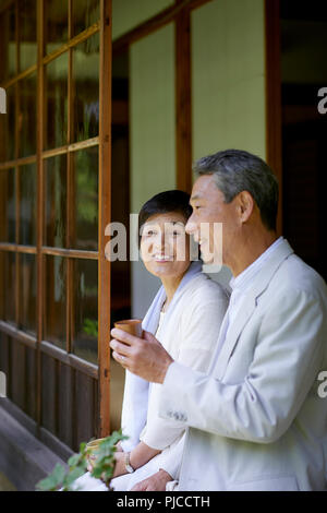 Japanische senior Paar Spaß an der traditionellen Inn Stockfoto