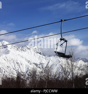 Sessellift in Snowy Mountains an schönen Tag. Kaukasus Berge. Hatsvali, Swaneti Region Georgiens im Winter. Quadratisches Bild. Stockfoto