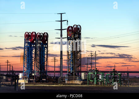 Oil Field, der Turm Typ Pumpeneinheit am Abend Stockfoto