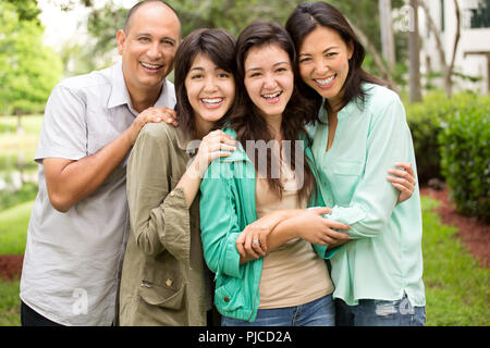 Rennen Familie lachen und huging gemischt. Stockfoto