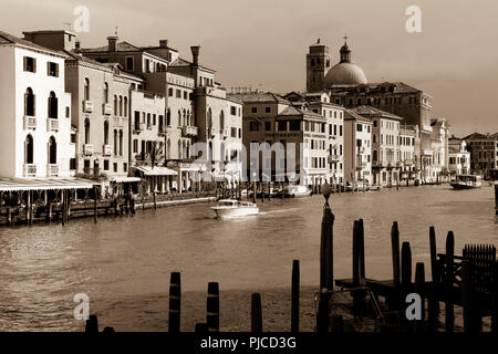 Sepia getont Fotografie zeigt die Römisch-katholische Kirche Chiesa di San Geremia und Canal Grande in Venedig, Italien Stockfoto