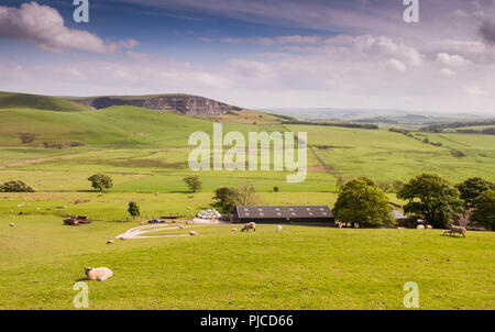 Die narbe von der stillgelegten Steinbrüchen bei Eldon Hill in den weißen Peakfläche von England's Peak District National Park, von Rushup Edge gesehen. Stockfoto