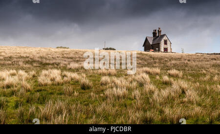 Dent, England, Großbritannien - 24.Mai 2011: Eine viktorianische Bahnhof Haus steht auf Mauren über Dent Dorf auf die Settle Carlisle Railway Line in Engl isoliert Stockfoto