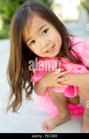 Niedliche kleine Mädchen als Fee verkleidet. Stockfoto