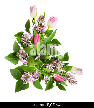 Flieder und Tulpen Blumen und Blätter in einer Ecke Anordnung auf weißem Hintergrund. Flach. Ansicht von oben. Stockfoto