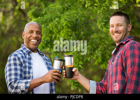 Multi-Ethnic Gruppe von Freunden reden und Camping. Stockfoto