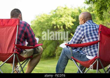 Multi-Ethnic Gruppe von Freunden sprechen und in die Bibel zu studieren. Stockfoto