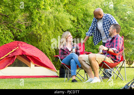 Multi-ethnischen Gruppe der Freunde lachen und reden. Stockfoto