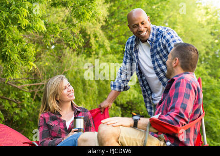 Multi-ethnischen Gruppe der Freunde lachen und reden. Stockfoto